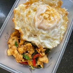 กระเพราไก่ (ราดข้าว)