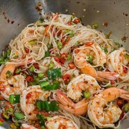 ยำขนมจีนกุ้งสุก