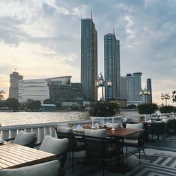 บรรยากาศ ริมน้ำ เห็น ไอคอนสบาม