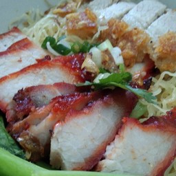 บะหมี่หมูแดงหมูกรอบ