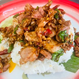 กะเพราเครื่องในไก่ราดข้าว