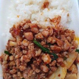 ผัดพริกเผาหมูสับราดข้าว(ใส่หอมใหญ่กับต้นหอม)