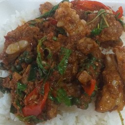 ข้าวราดผัดพริกแกงกระดูกอ่อน