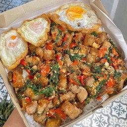 [อร่อยซ่ากับโค้ก] กระเพาหมูกรอบโคตรจุก + 2 โค้ก ออริจินัล (ขวด)