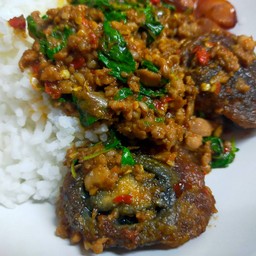 ข้าวผัดกระเพราไข่เยี่ยวม้าหมูสับ