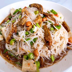 [อร่อยซ่ากับโค้ก] ยำขนมจีนปลากรอบ +  โค้ก ไม่มีน้ำตาล (ขวด)