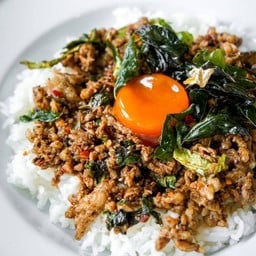 กะเพราเนื้อสับภาคเหนือ+ไข่แดงดอง+ซุปสูตรพิเศษและพริกน้ำปลาแสนอร่อย