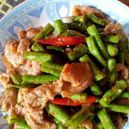 สามชั้นผัดถั่วราดข้าว