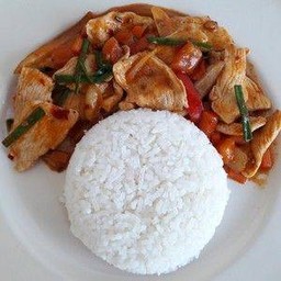 ผัดพริกเผาไก่ราดข้าว(ใส่หัวหอมใหญ่กับต้นหอม)