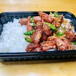 ข้าวแหนมสันคอทอดพริกสด