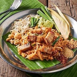 ผัดไทยหมูกรอบ