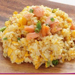 ข้าวผัดปลาแซลมอน
