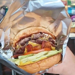 Double Bacon Cheeseburger (250.-)