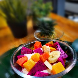 Fresh fruits with yoghurt