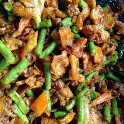 หมูกระจกผัดพริกแกงราดข้าว