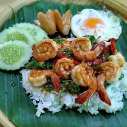 ข้าวกะเพรากุ้ง