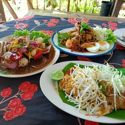 อาหารจานใหญ่ รสชาติถึงเครื่อง ราคาไม่แพงมาก