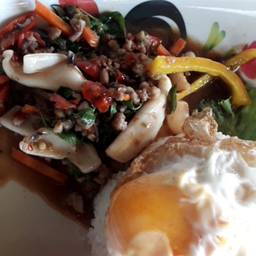 ข้าวกระเพรารวม+ไข่ดาว