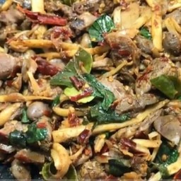 ผัดพริกแกงหน่อไม้ดองตับไก่