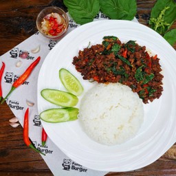 ข้าวกระเพราเนื้อโคขุนแองกัส