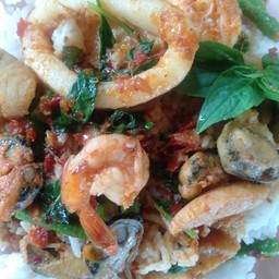 ทะเลผัดพริกแกงราดข้าว