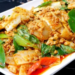 ผัดพริกแกงหน่อไม้ดองหมูสับ