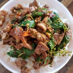 ข้าวกระเพราเครื่องในไก่