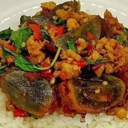 ข้าวกะเพราไข่เยี่ยวม้า