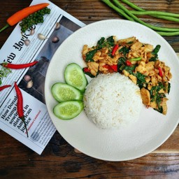 ข้าวกระเพราหมู หรือ ไก่