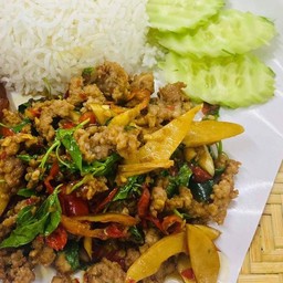 ข้าวกะเพราหน่อไม้หมู