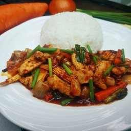 ข้าวผัดน้ำพริกเผาหมู หรือ ไก่