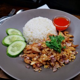 ข้าวหมูทอดกระเทียม หรือ ไก่