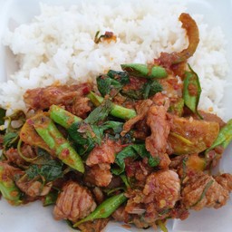 ข้าวผัดเผ็ดเนื้อ