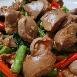 ผัดพริกแกงถั่วฝักยาวตับไก่
