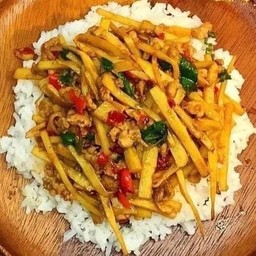 ข้าวกะเพราหน่อไม้ไก่