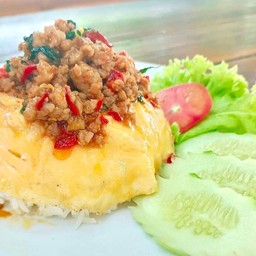 ข้าวไข่ข้นกระเพรา