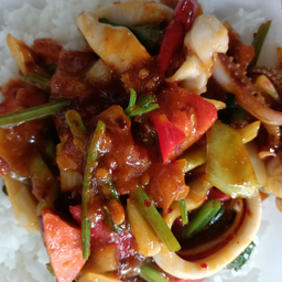 ปลาหมึกผัดไข่เค็มราดข้าว