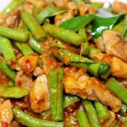 ข้าวผัดพริกแกงถั่วฝักยาวไก่