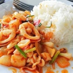 ข้าวราดปลาหมึกผัดไข่เค็ม