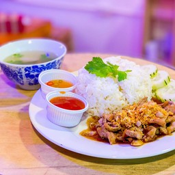 ข้าวหมูทอดกระเทียม