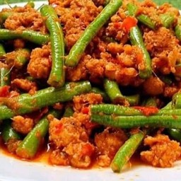 ผัดพริกแกงถั่วฝักยาวหมูสับ