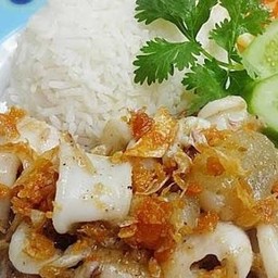 ข้าวปลาหมึกทอดกระเทียม