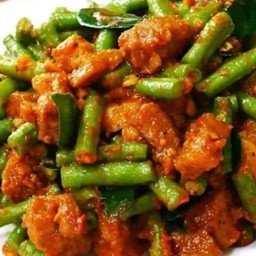 ผัดพริกแกงถั่วฝักยาวหมูหมัก