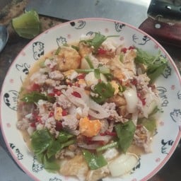 ยำไข่ดาวหมูสับและใส่หนังหมู