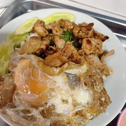 กระเพาหมูชิ้นไข่ดาว