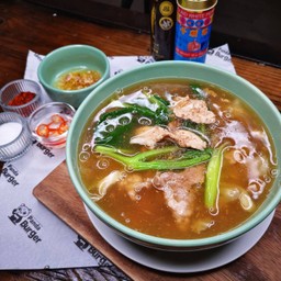 ราดหน้าหมู หรือ ไก่