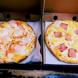 [อร่อยซ่ากับโค้ก] ซื้อคู่คุ้มกว่า พิซซ่าถาดกลาง 2 ถาด +  โค้ก ออริจินัล (กระป๋อง) 