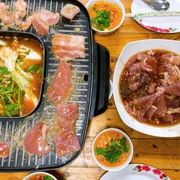 น้ำจิ้มเด็ดของทางร้าน ใส่พริกกระเทียมลงไปเพิ่มความเผ็ดแซ่บมาก