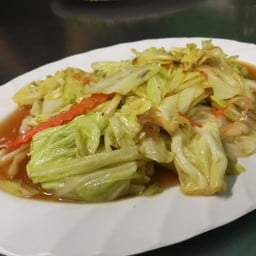 กล่ำปลีผัดน้ำปลาStir-Fried Cabbage With Fish Sauce