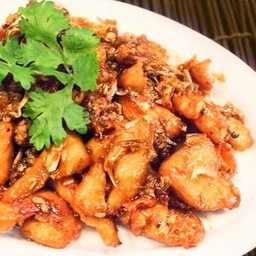 ไก่กระเทียมพริกไทยเป็นกับ